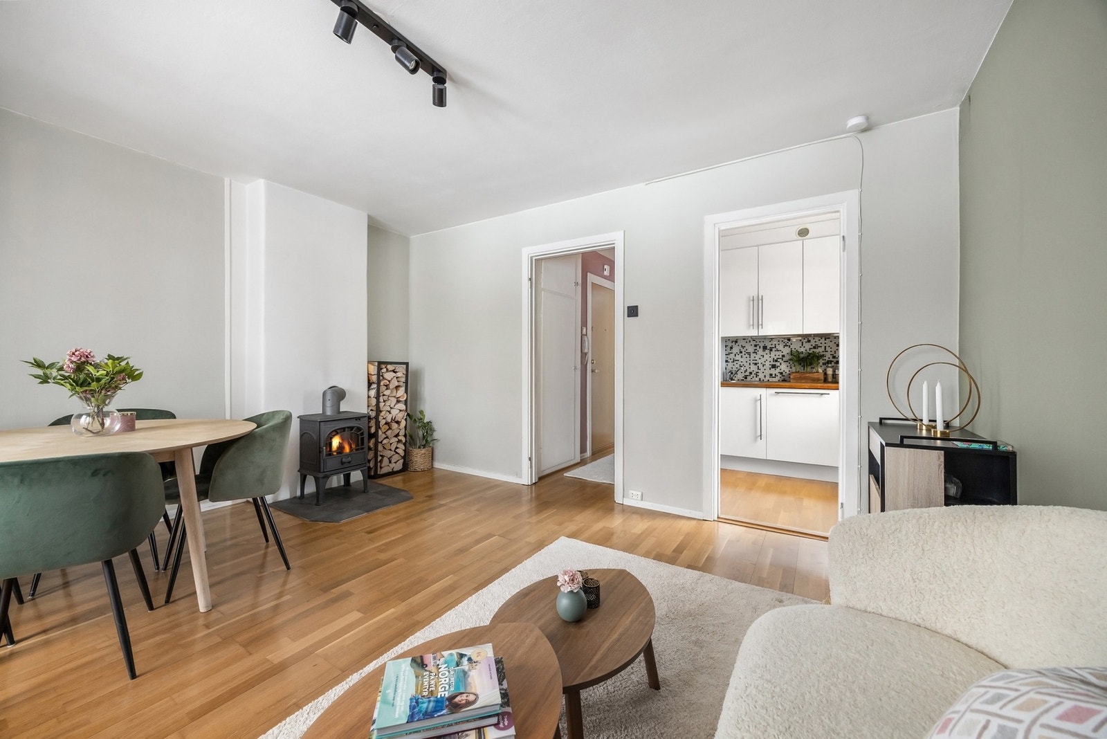 Her er det plass til mediemøblement, sofagruppe og spisegruppe. Galleribilde