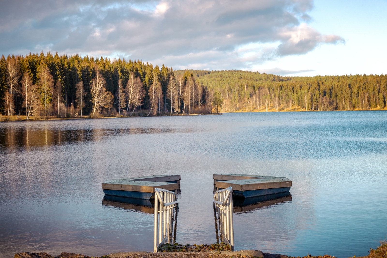 Området rundt vannet er tilrettelagt for både gående og syklende, og det går lysløype videre inn i Nordmarka mot Ullevålseter. Galleribilde