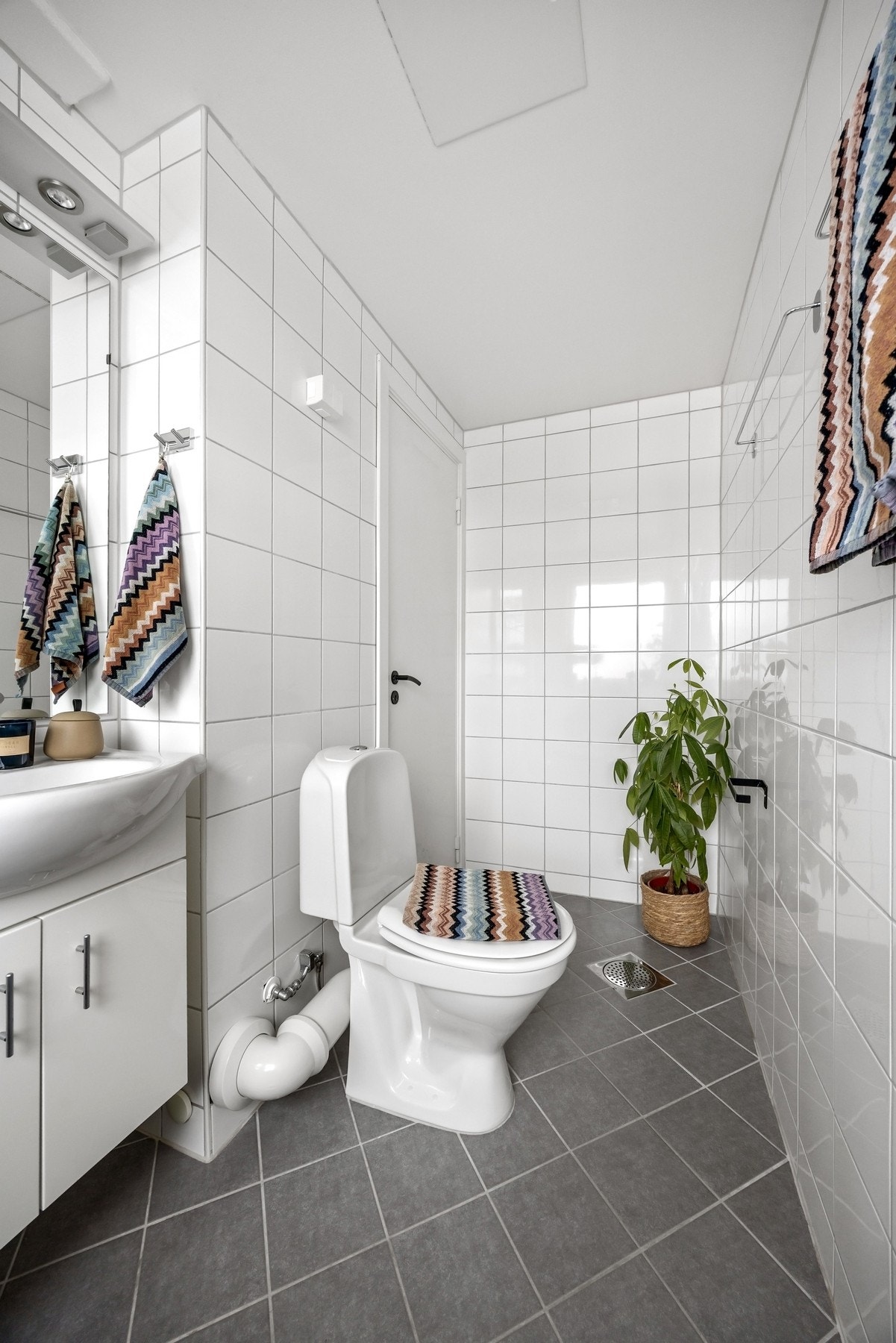 Baderommet har termostatstyrte elektrisk varme i gulv. Galleribilde