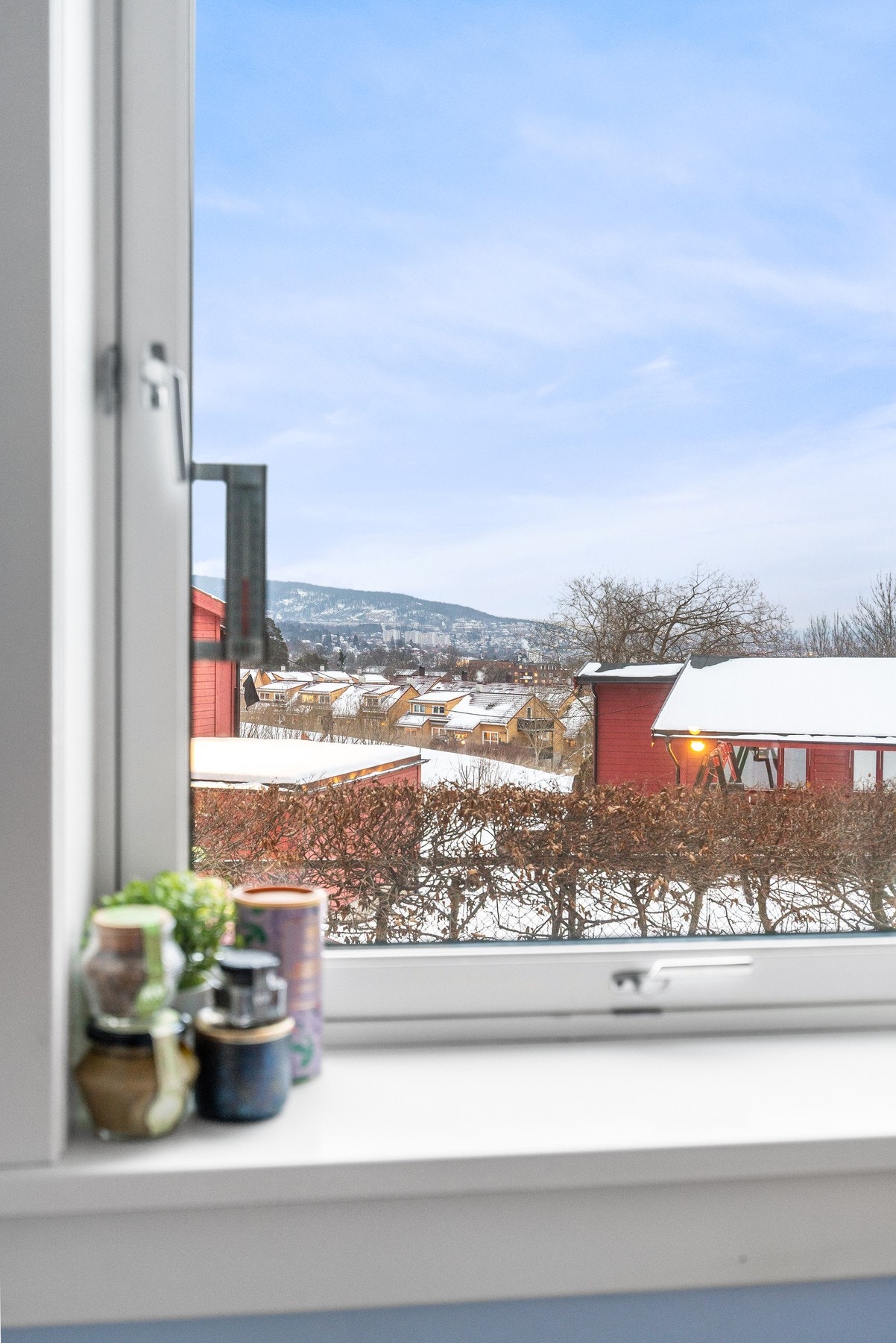 Det er integrert benkekjøleskap og platetopp med 2 kokesoner. Galleribilde