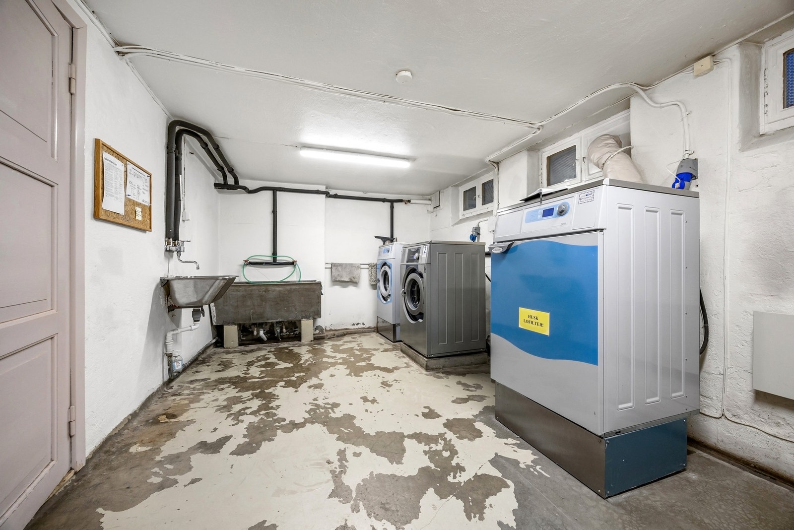 Felles vaskekjeller med vaskemaskin og tørketrommel. Galleribilde
