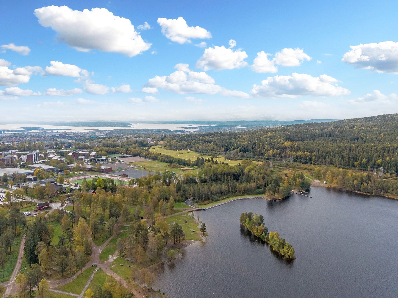 Sognsvann byr på gode rekreasjonsmuligheter med badeplasser, turveier og aktivitetsområder. Galleribilde