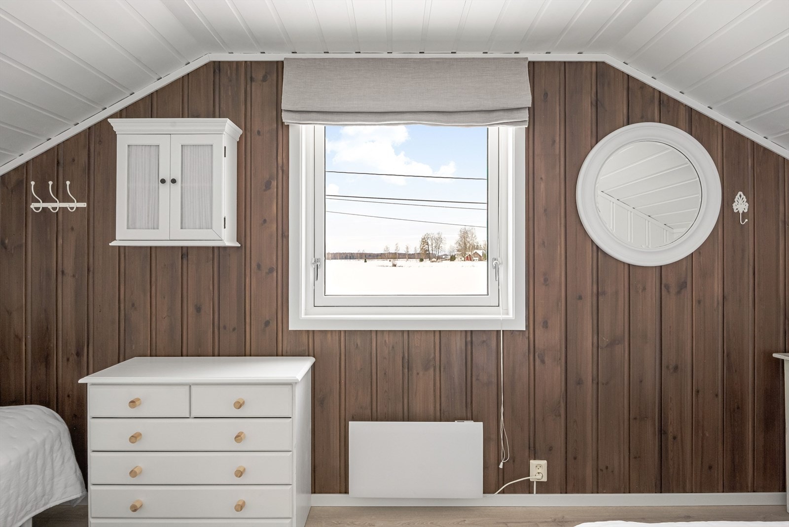 Det andre soverommet i 2. etasje har vegger som både er hvite og beiset i mørk brun og gulv med laminat. Galleribilde
