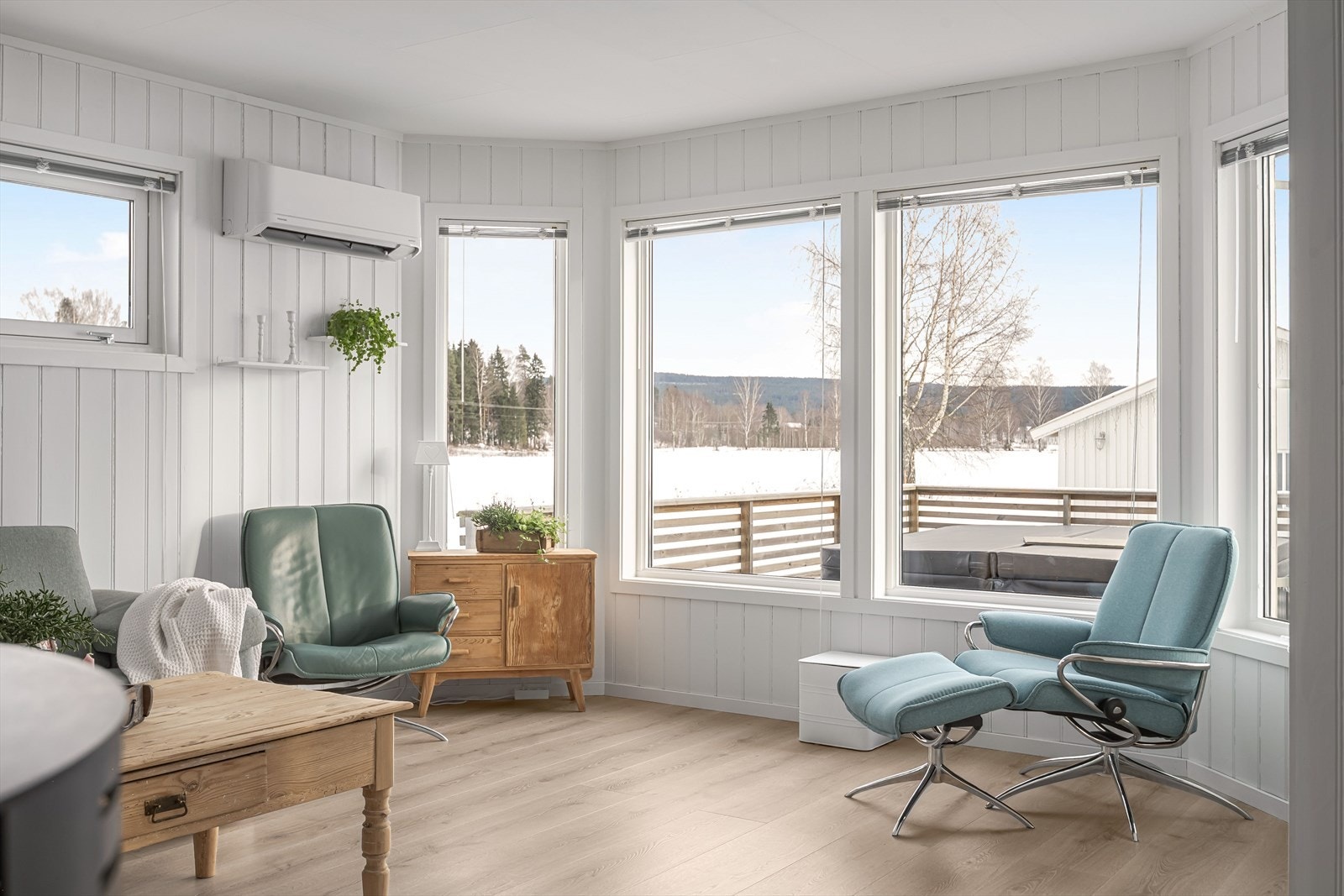 Flott lysinnslipp og en krok som passer perfekt for et par godstoler mens man nyter utsikten. Galleribilde