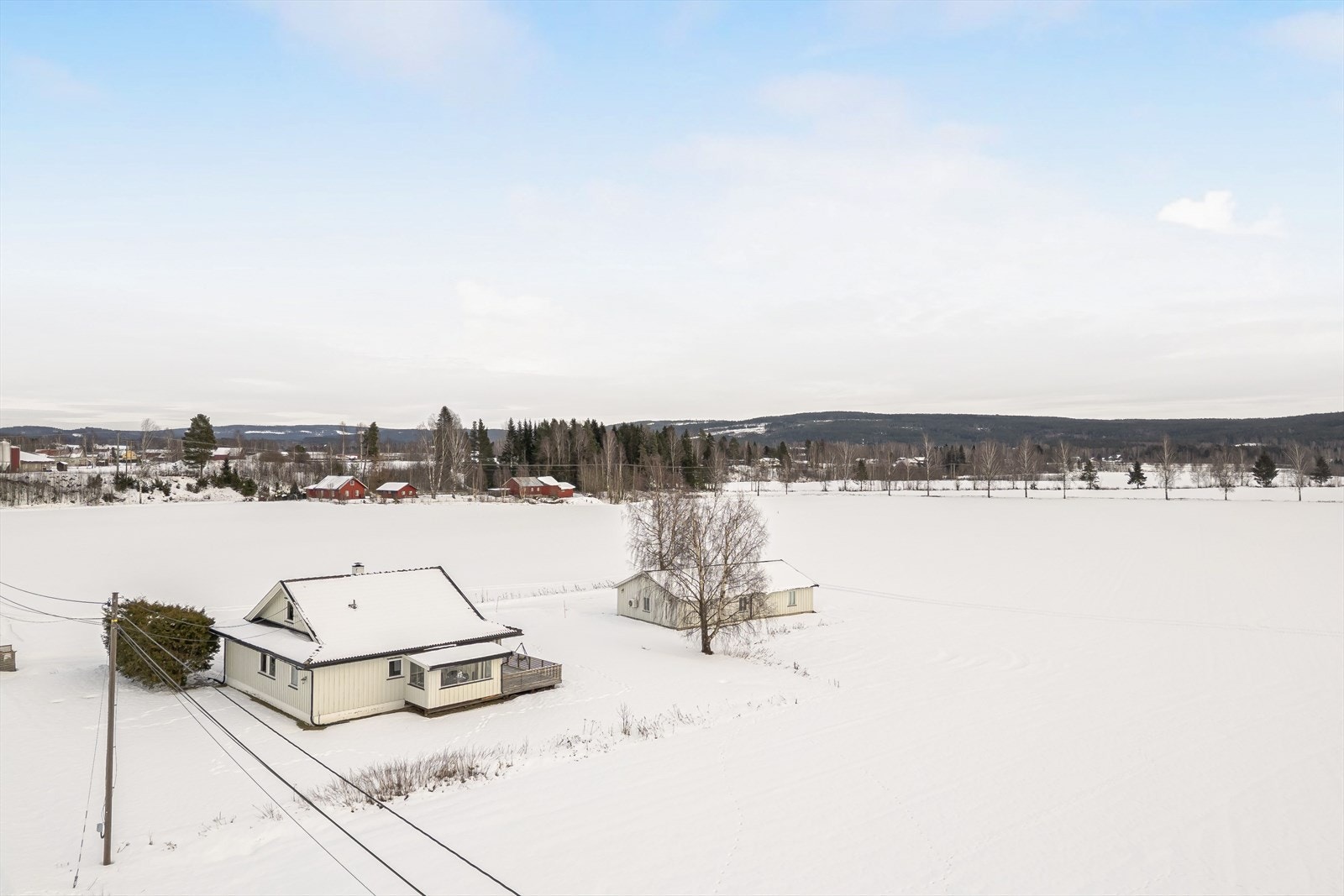 Landlig og fredfullt blant åker og eng. Galleribilde