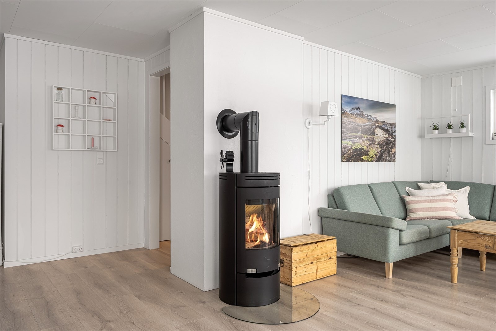 Stuen har laminatgulv og lysmalte vegger som gjør det enkelt å innrede. Hele 1. etasje har varmekabler i gulvet. Galleribilde