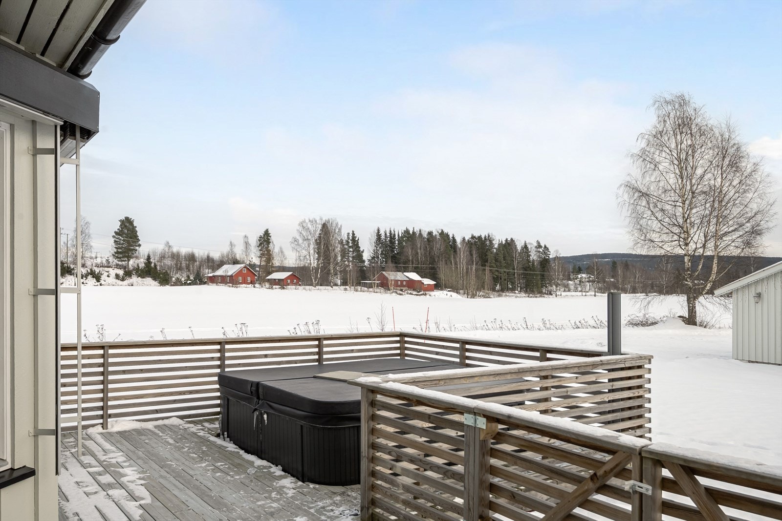 Jacuzzien ble montert i 2023, her kan du virkelig nyte fine dager og late kvelder med et varmt og godt bad. Galleribilde