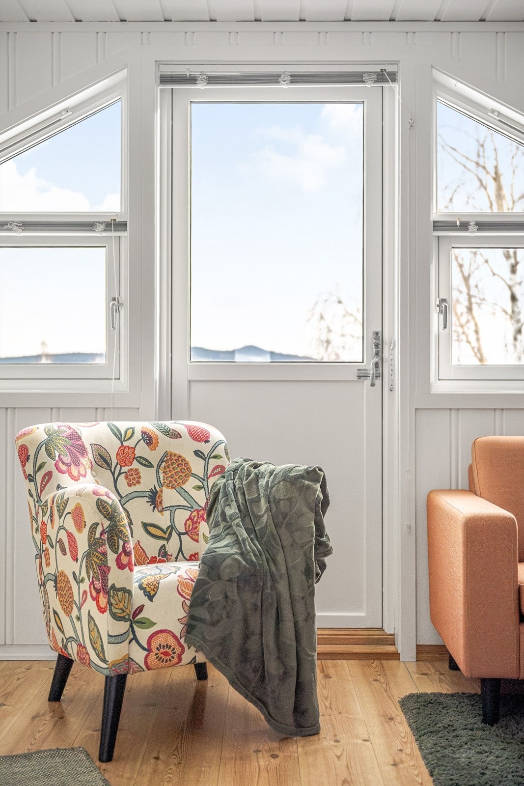 Utgang til sørvendt balkong fra rommet. Galleribilde