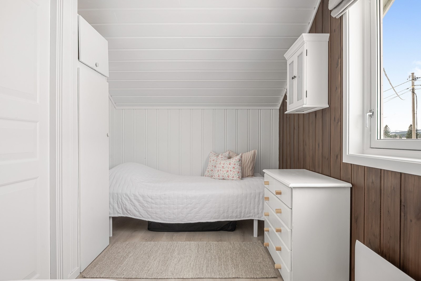 Rommet er noe mindre, men likevel er det plass til en seng og nattbord på ene siden. Galleribilde