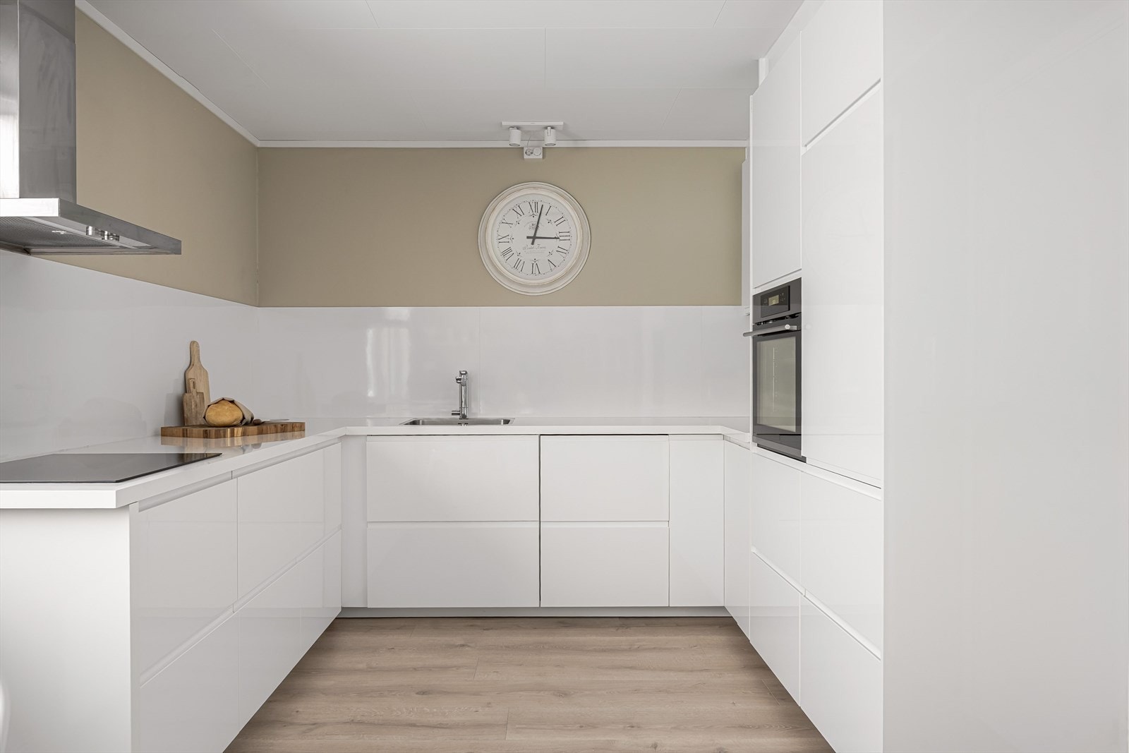 Strøkent kjøkken fra 2022 med glatte fronter og laminert benkeplate i lys utførelse. Integrert oppvaskmaskin, komfyr, platetopp, kjøle-/ og fryseskap. Galleribilde