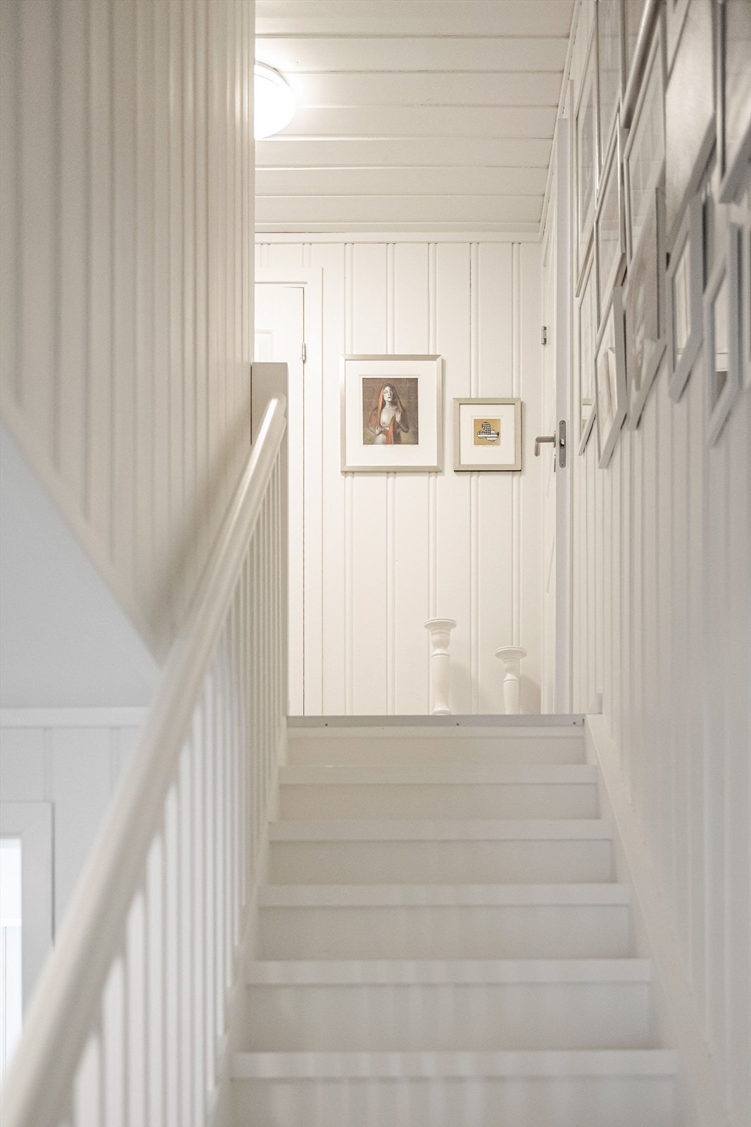 Trappen opp til 2. etasje er lysmalt. Galleribilde