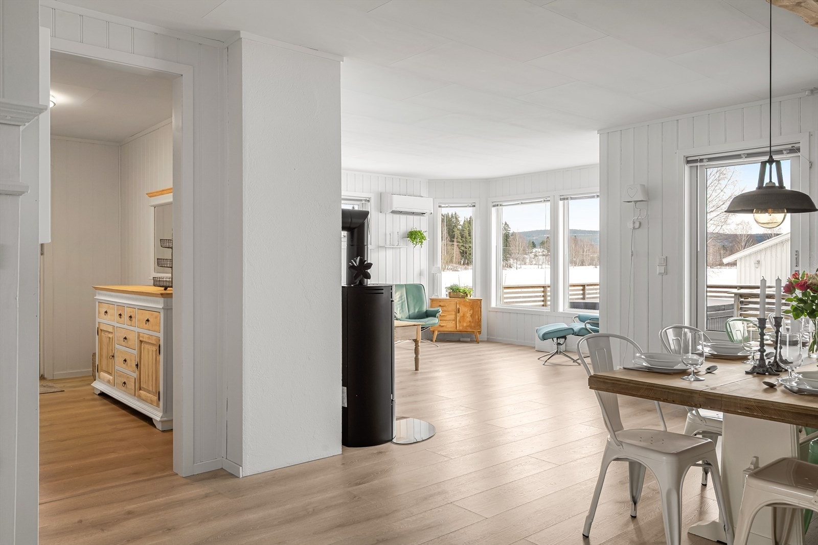 Stuen har en sosial og fin romløsning med sofakroken og spisebordet. Galleribilde