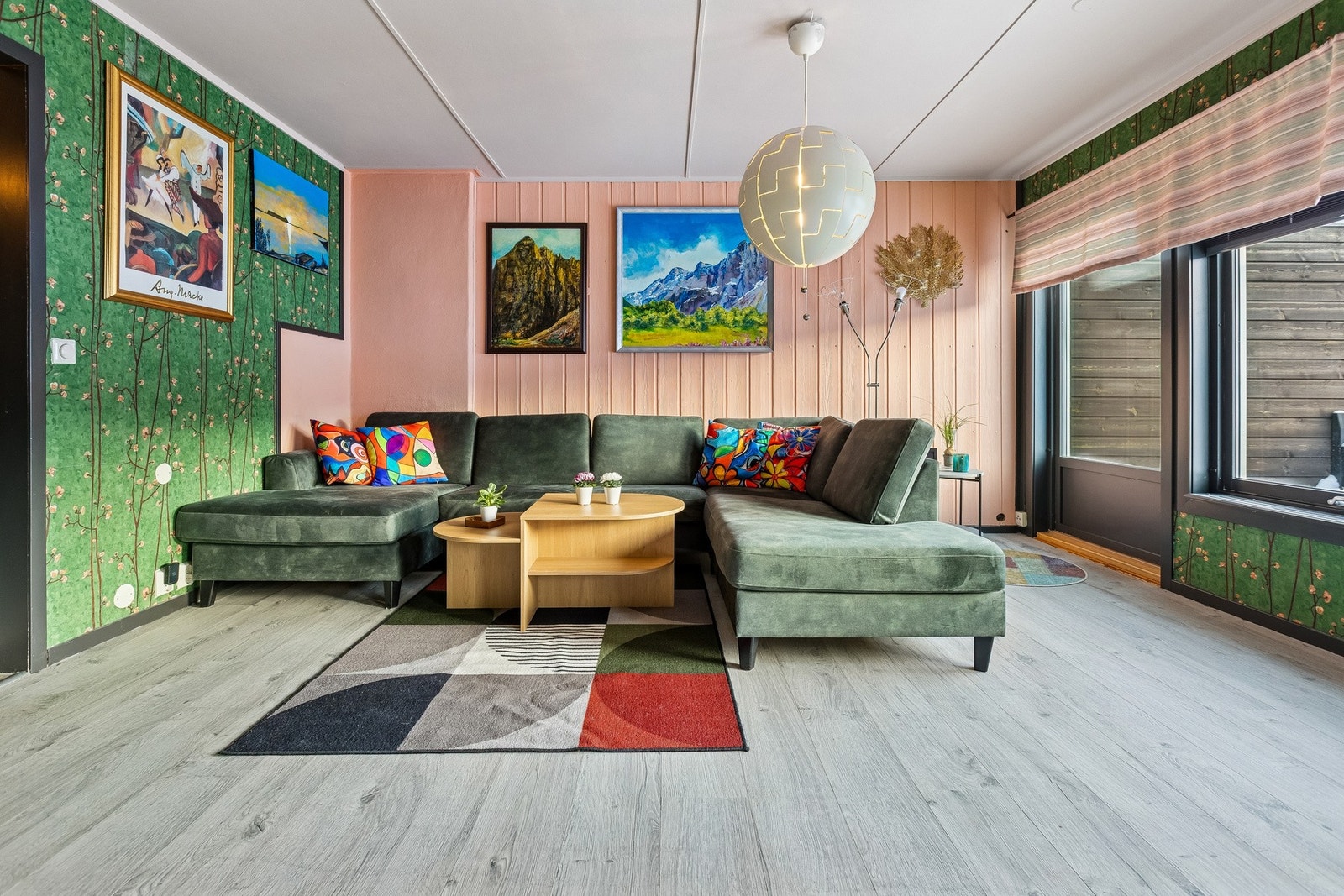 Stuen oppleves romslig og har gode møbleringsmuligheter. Galleribilde