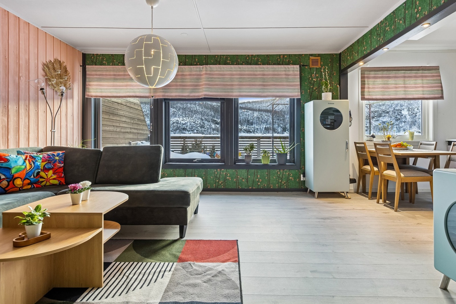 Stuen til venstre og kjøkkenet til høyre. Galleribilde