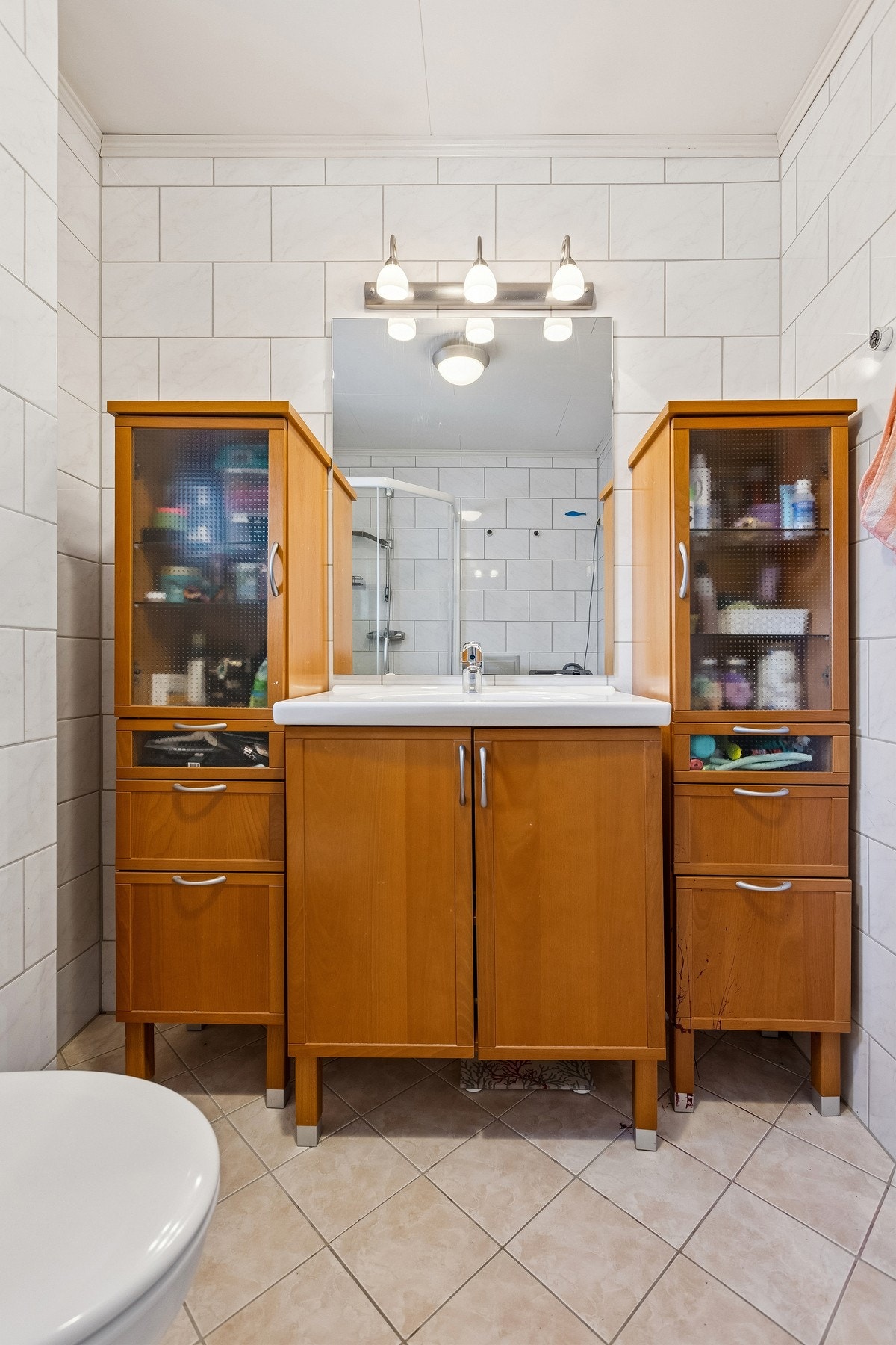 Den er fint plassert i rommet og har stort speil som er lyssatt. Galleribilde