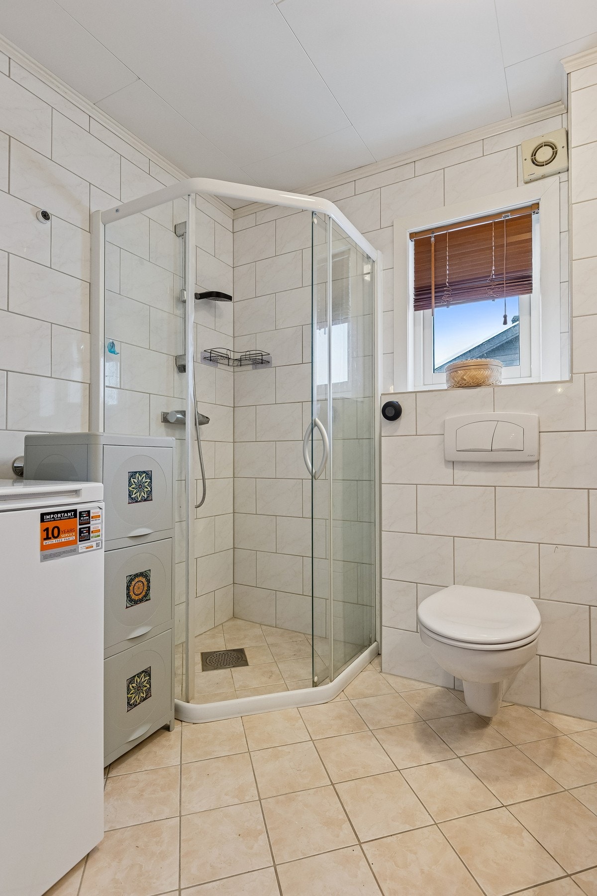 Dusjvegger hindrer søl på badet. Ellers er det vegghengt toalett og avtreksvifte. Galleribilde