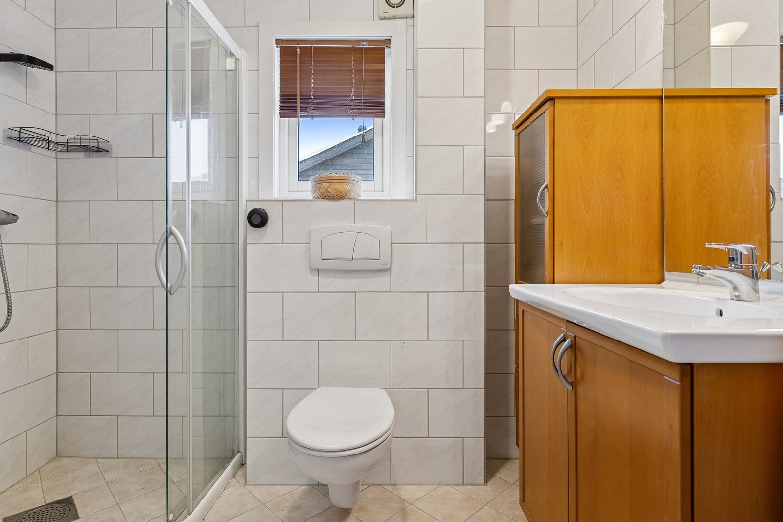 Badet er flislagt og har fin baderomsinnredning. Galleribilde