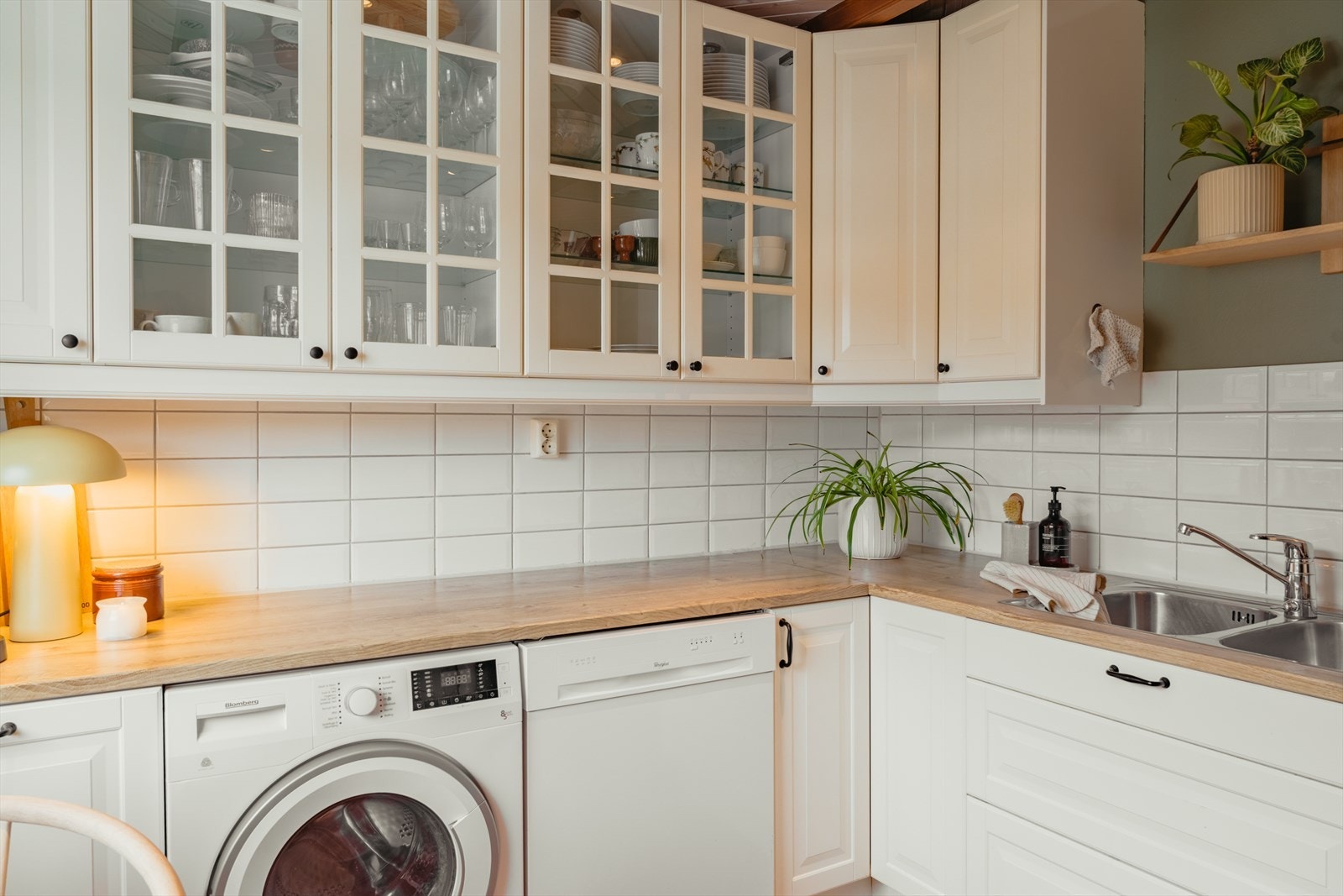 Det er også plass til vaskemaskin på kjøkkenet Galleribilde