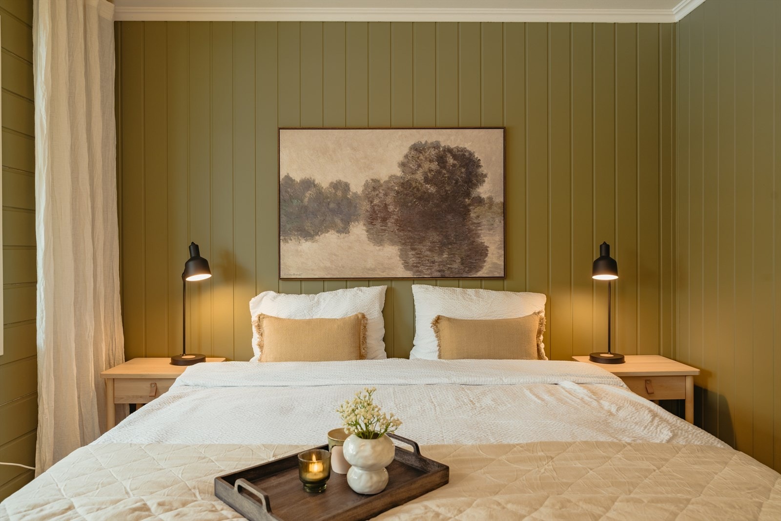 Her er det god plass til dobbeltseng og tilhørende møblement som nattbord og kommode Galleribilde