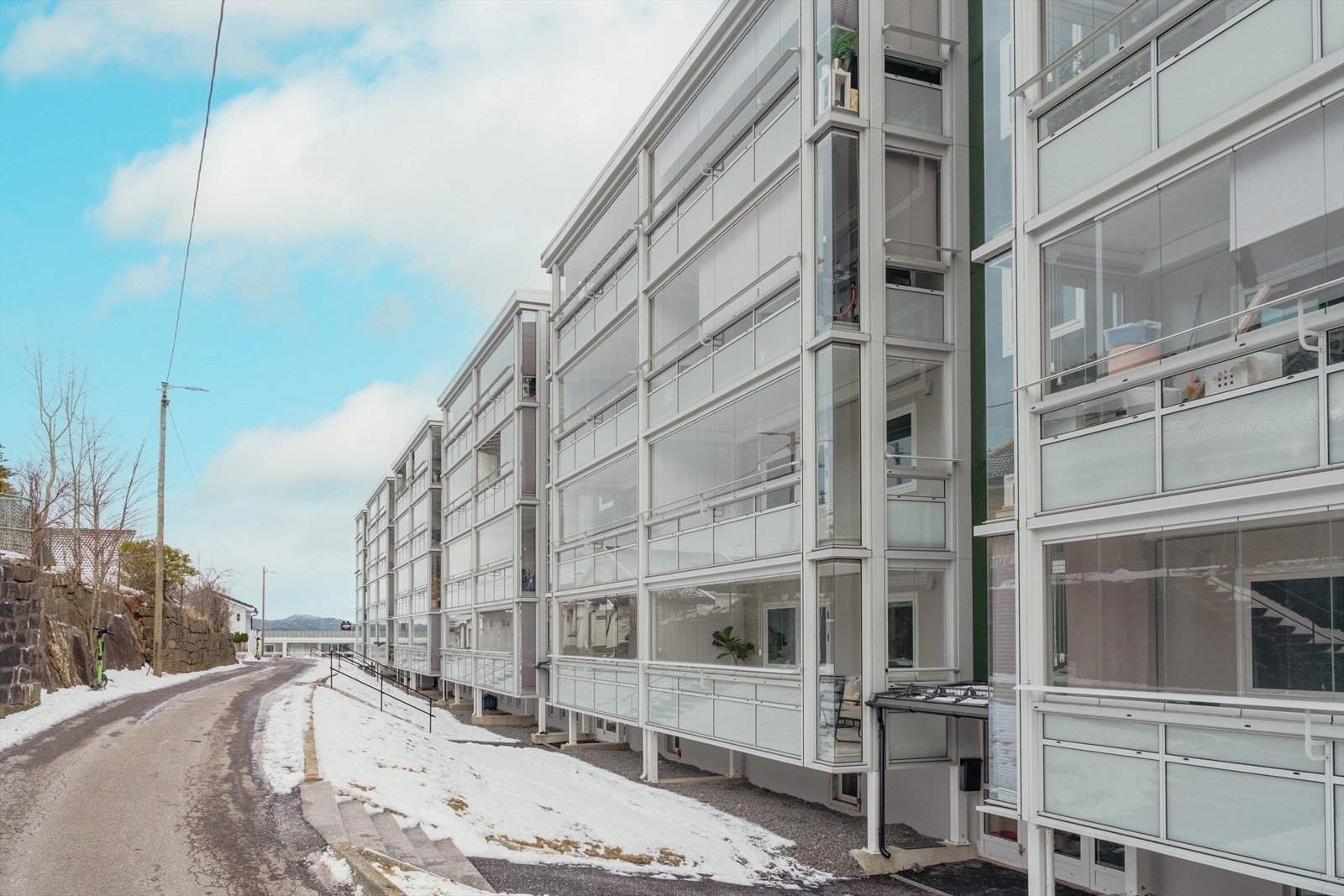 Leiligheten har en sentral beliggenhet med gangavstand til bl.a. dagligvarebutikker og busstopp Galleribilde