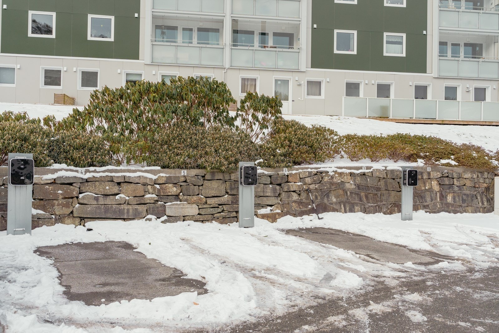 Borettslaget har felles parkeringsplasser som fungerer etter første-mann-til-mølla-prinsippet Galleribilde