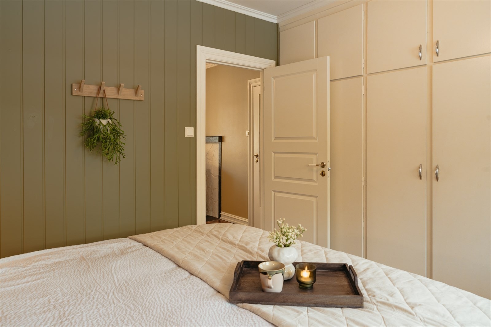 Det er gode oppbevaringsmuligheter i garderobeskap på soverommet Galleribilde