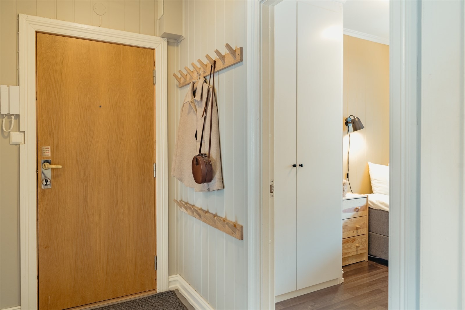 Leiligheten ligger i byggets 1. etasje og inneholder entré, bad, kjøkken, stue, to soverom og to balkonger Galleribilde