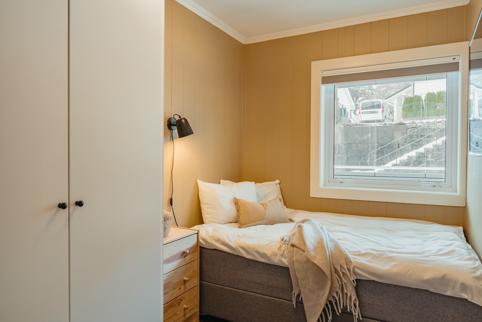 Praktisk garderobeskap medfølger handelen Galleribilde