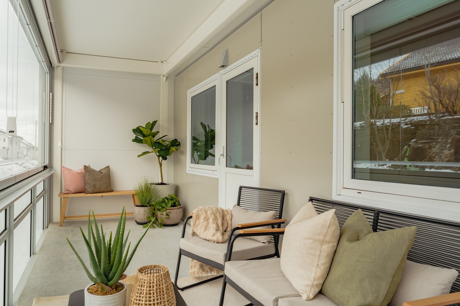 Leiligheten har to stk innglasset balkonger. En med utgang fra stue, og en med utgang fra hovedsoverommet. Galleribilde