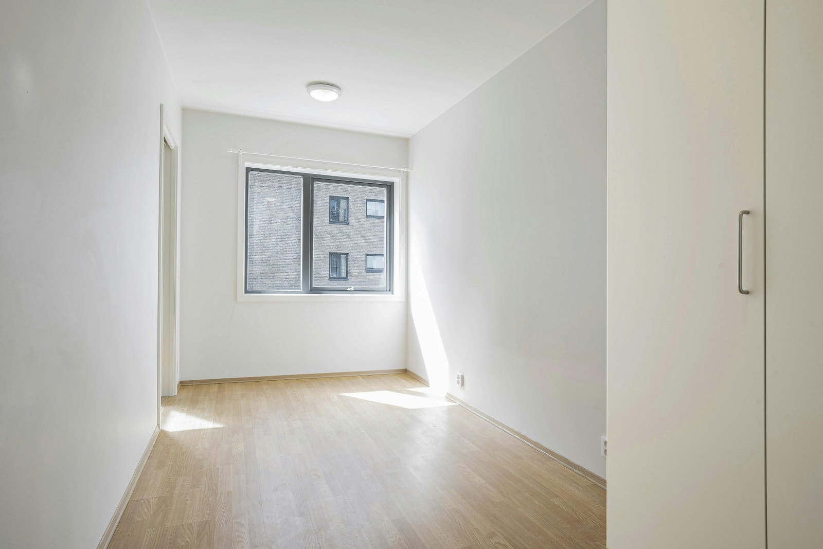 Fint lysinnslipp på soverommet Galleribilde