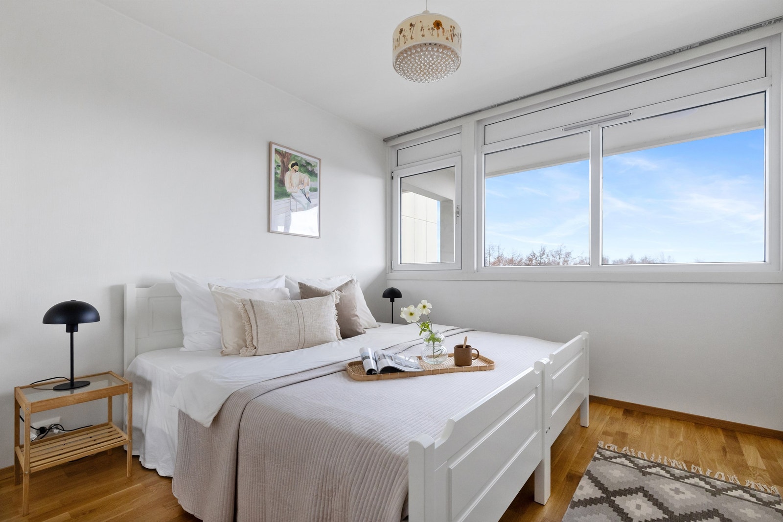 Innbydende hovedsoverom med god plass til dobbeltseng og tilhørende møbler. Store vinduer slipper inn rikelig med dagslys og skaper en luftig atmosfære. Galleribilde