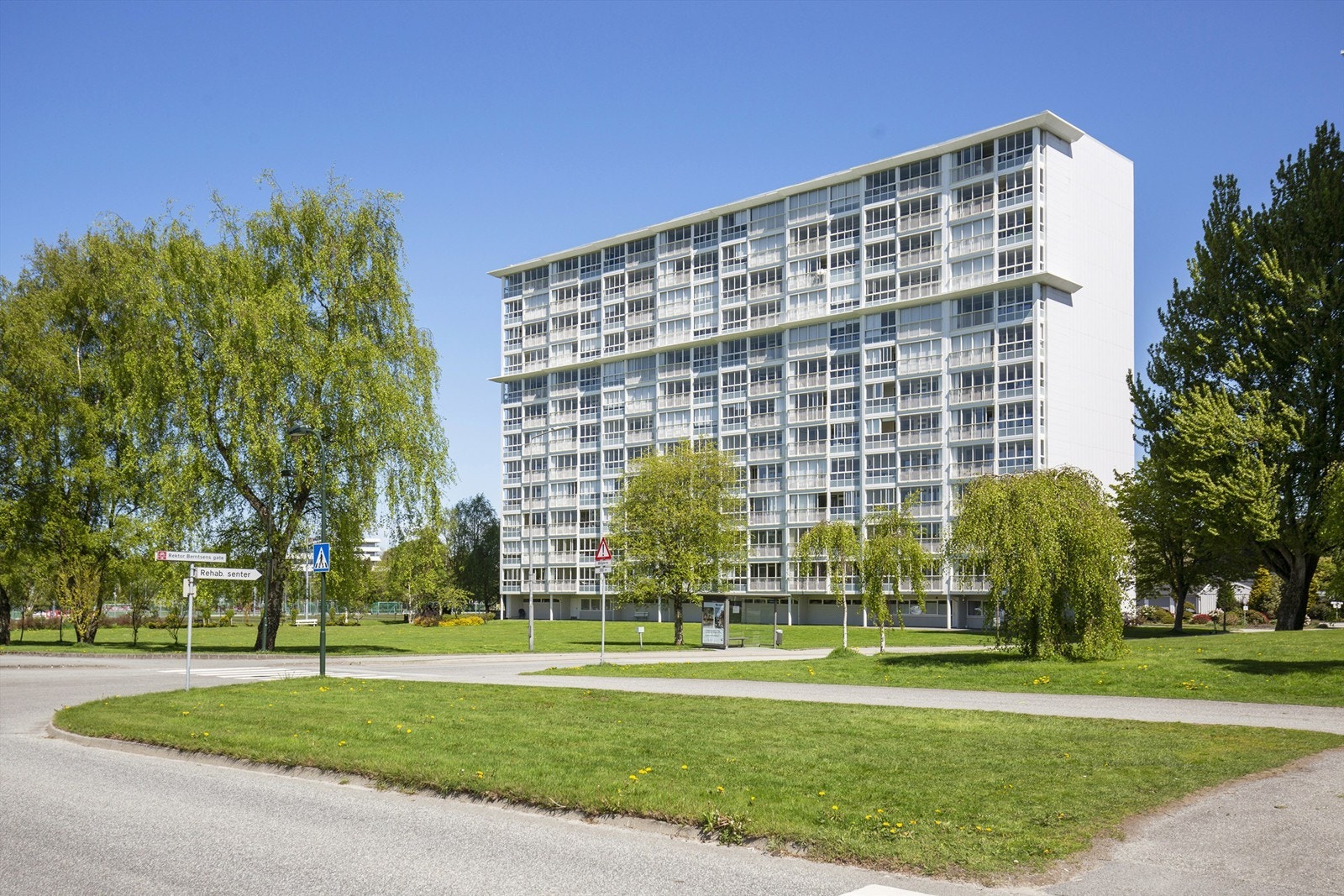 Attraktiv og luftig beliggenhet med store grøntarealer rundt bygget. Et veldrevet boligkompleks med gode fellesområder og kort vei til servicetilbud. Galleribilde