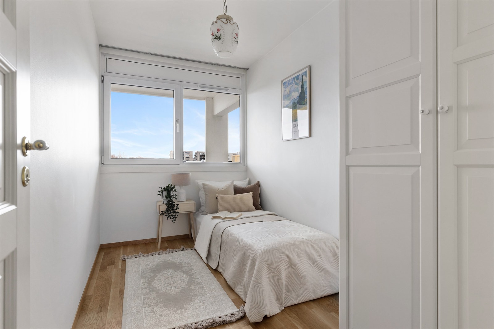 Lyst og trivelig soverom med store vindusflater og god plassutnyttelse. Galleribilde