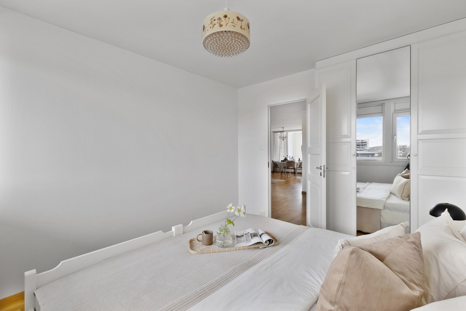 Hovedsoverommet byr på god gulvflate, lys atmosfære og praktiske garderobeskap Galleribilde