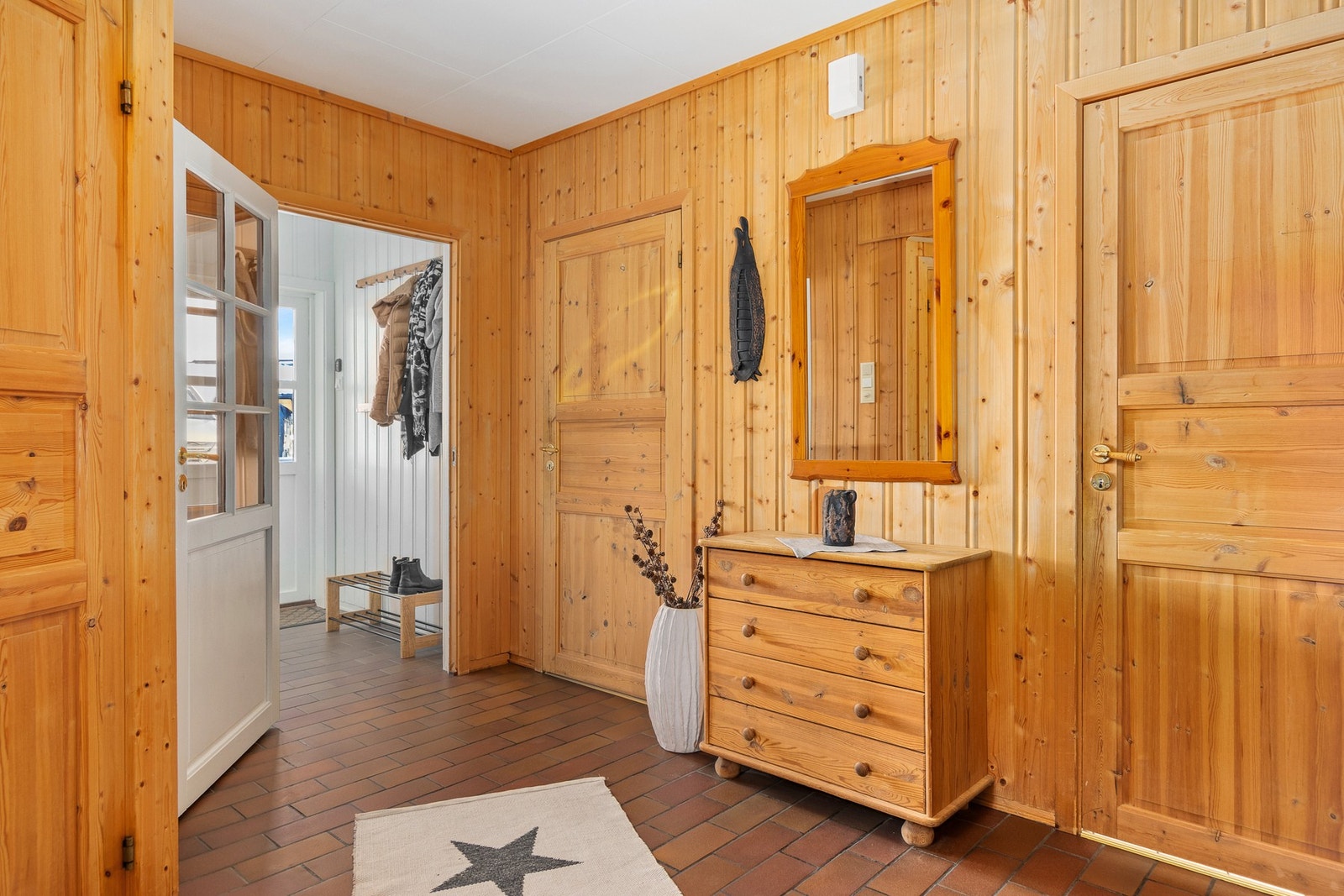 Romslig gang - inngang til tre romslige soverom i sokkeletasjen. Galleribilde