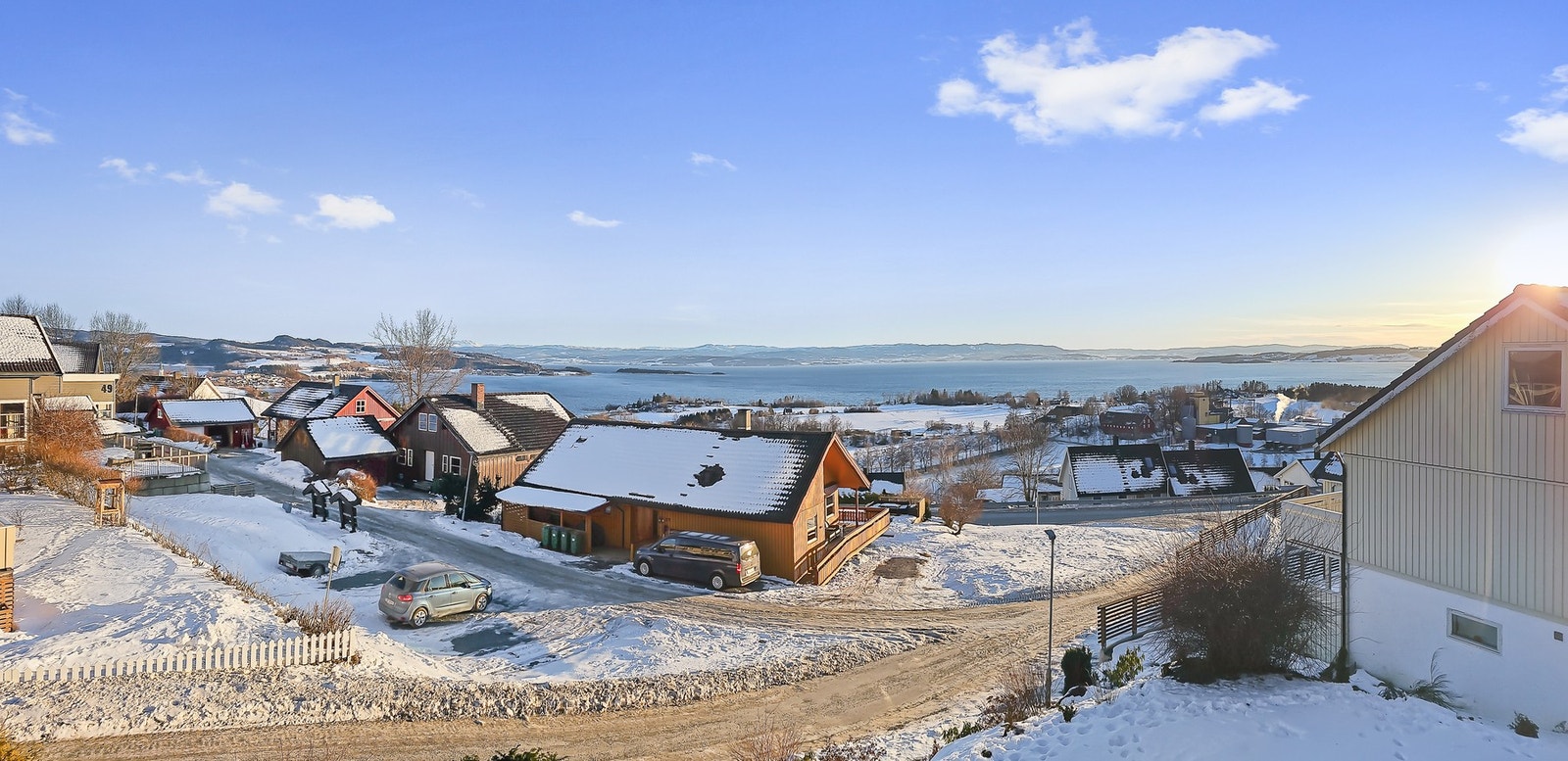 Utsikt fra boligen - Straumen sentrum ligger til venstre i bildet. Galleribilde