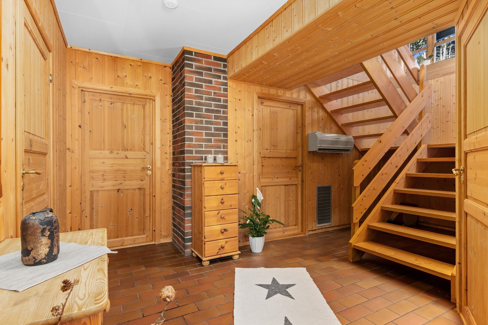 Gang i sokkeletasje. Galleribilde