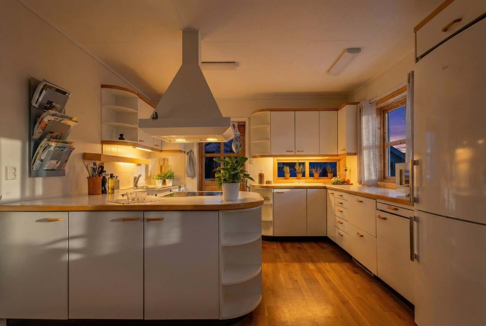 Kjøkken med god oppbevaringsplass. Galleribilde