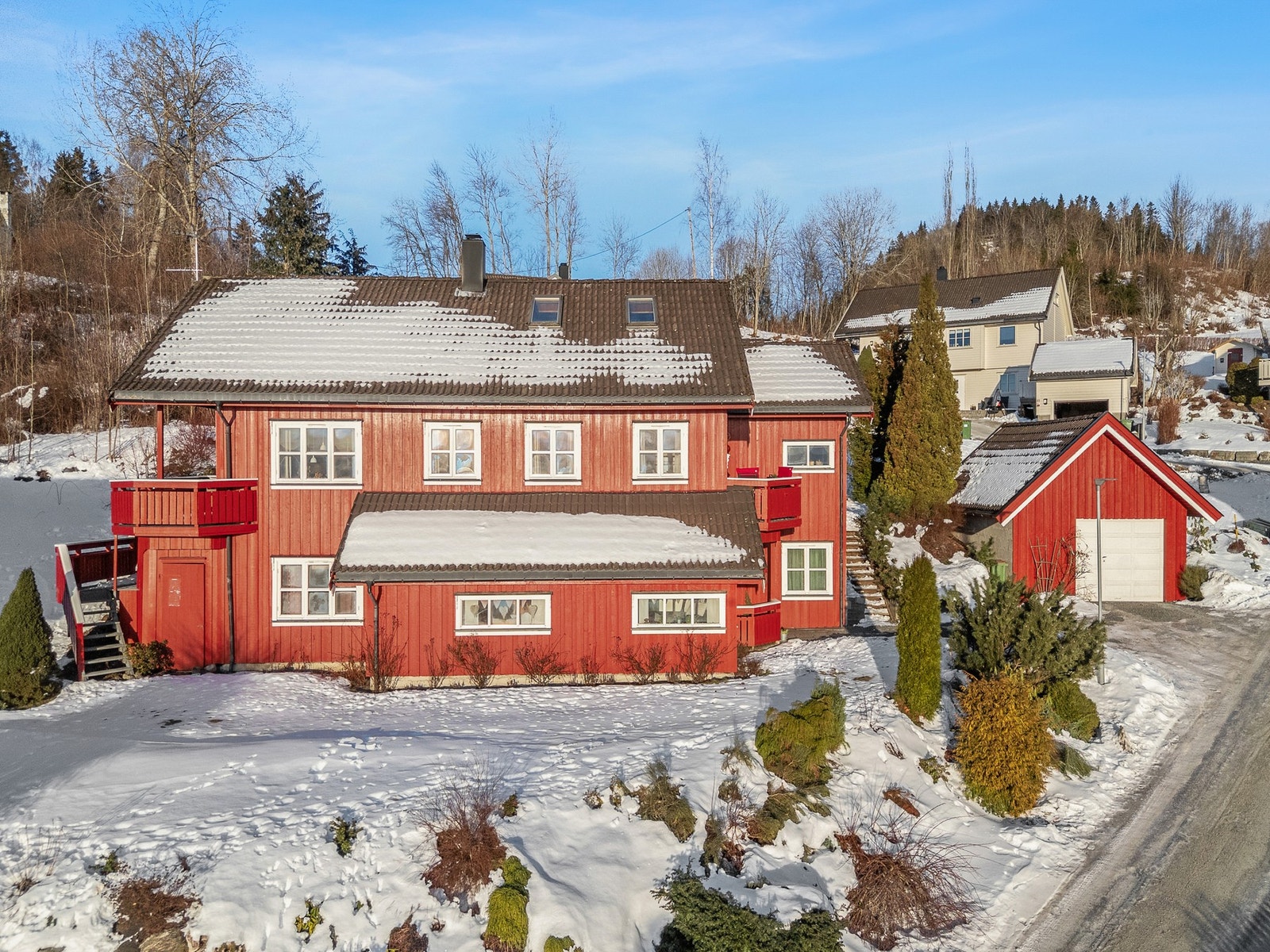 Romslig og familievennlig bolig med god utsikt og en praktisk planløsning fordelt over tre etasjer. Galleribilde
