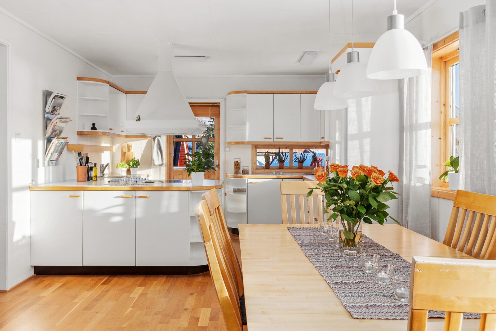 Kjøkken med plass til tilhørende spisebord. Galleribilde