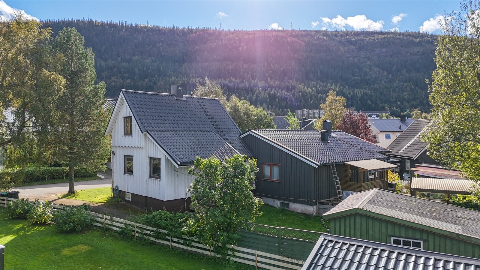 Mot fasade, hage og garasje. Galleribilde