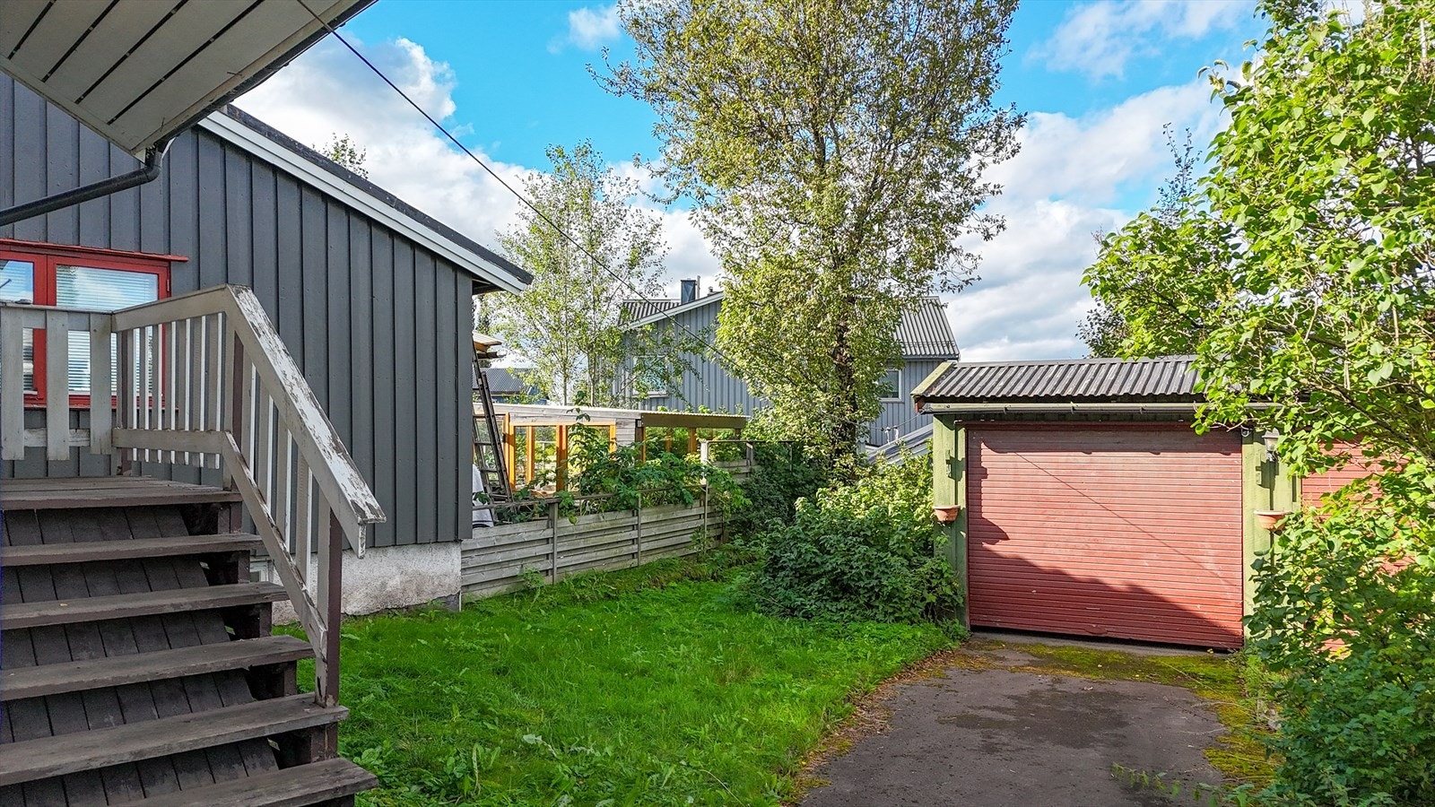 Mot inngangspartiet og garasjen. Galleribilde