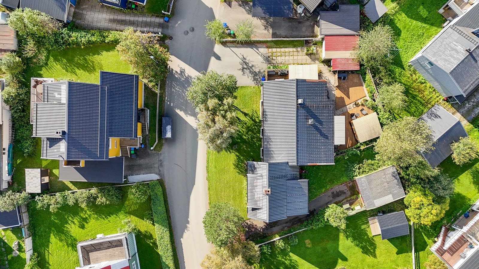 Rett ned mot eiendommen. Det er gangavstand til sentrum. Legg merke til at garasjen er relativt romslig av størrelse. Galleribilde