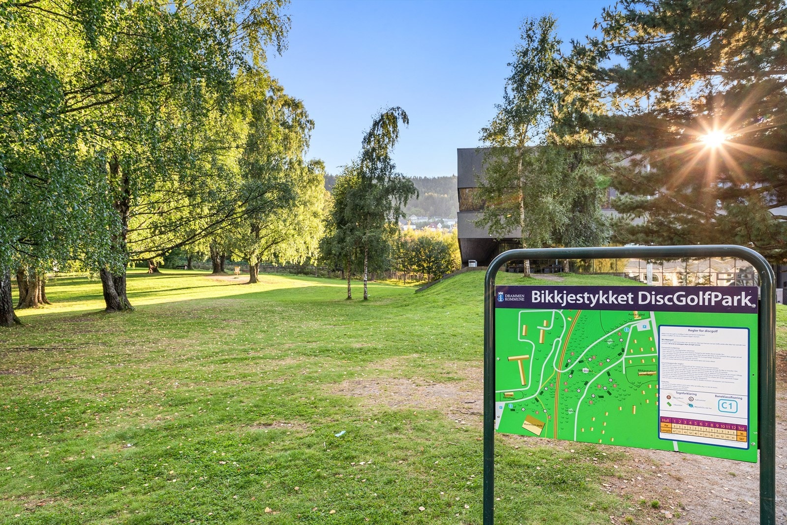 Kort vei til til bikkjestykket Discgolfpark med 12 hull. I tillegg byr området på flotte naturområder, store plenarealer og lekeplass. Galleribilde