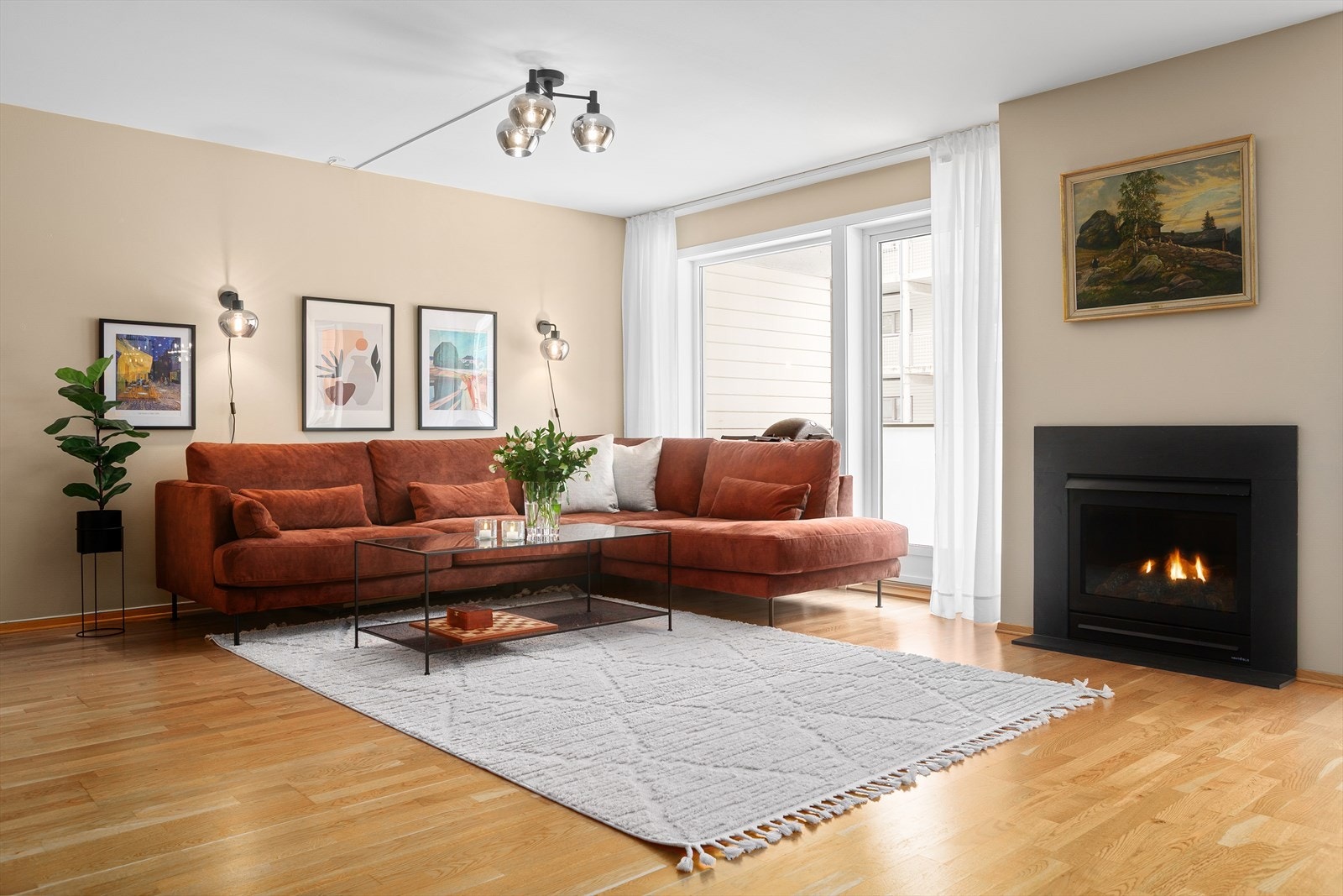 Stor og luftig stue med gode møbleringsmuligheter Galleribilde