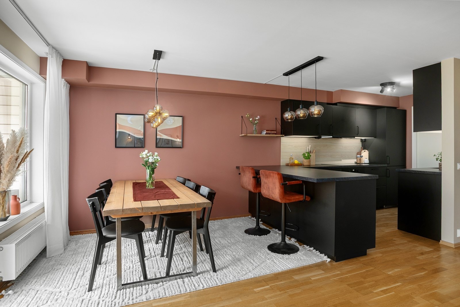 Naturlig plass for spisegruppe i tilknytning til kjøkkenet Galleribilde