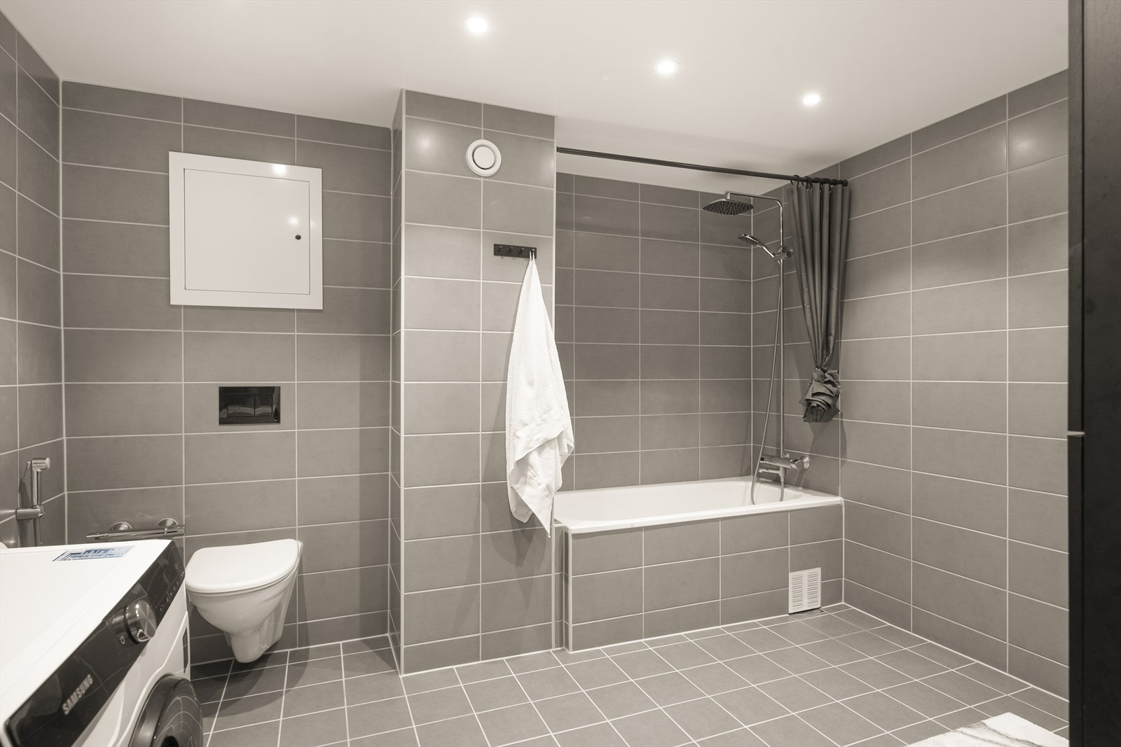 Lekkert, helfliset bad renovert i regi av borettslag rundt 2020, med innmurt badekar og dusjarmatur. Galleribilde