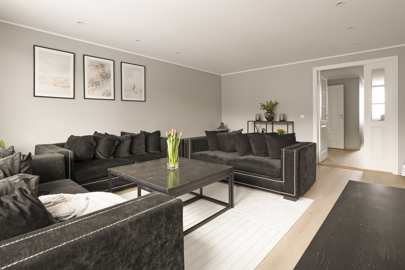 Gjennomgående laminatgulv og glatte, malte overflater gir et helhetlig inntrykk. Galleribilde