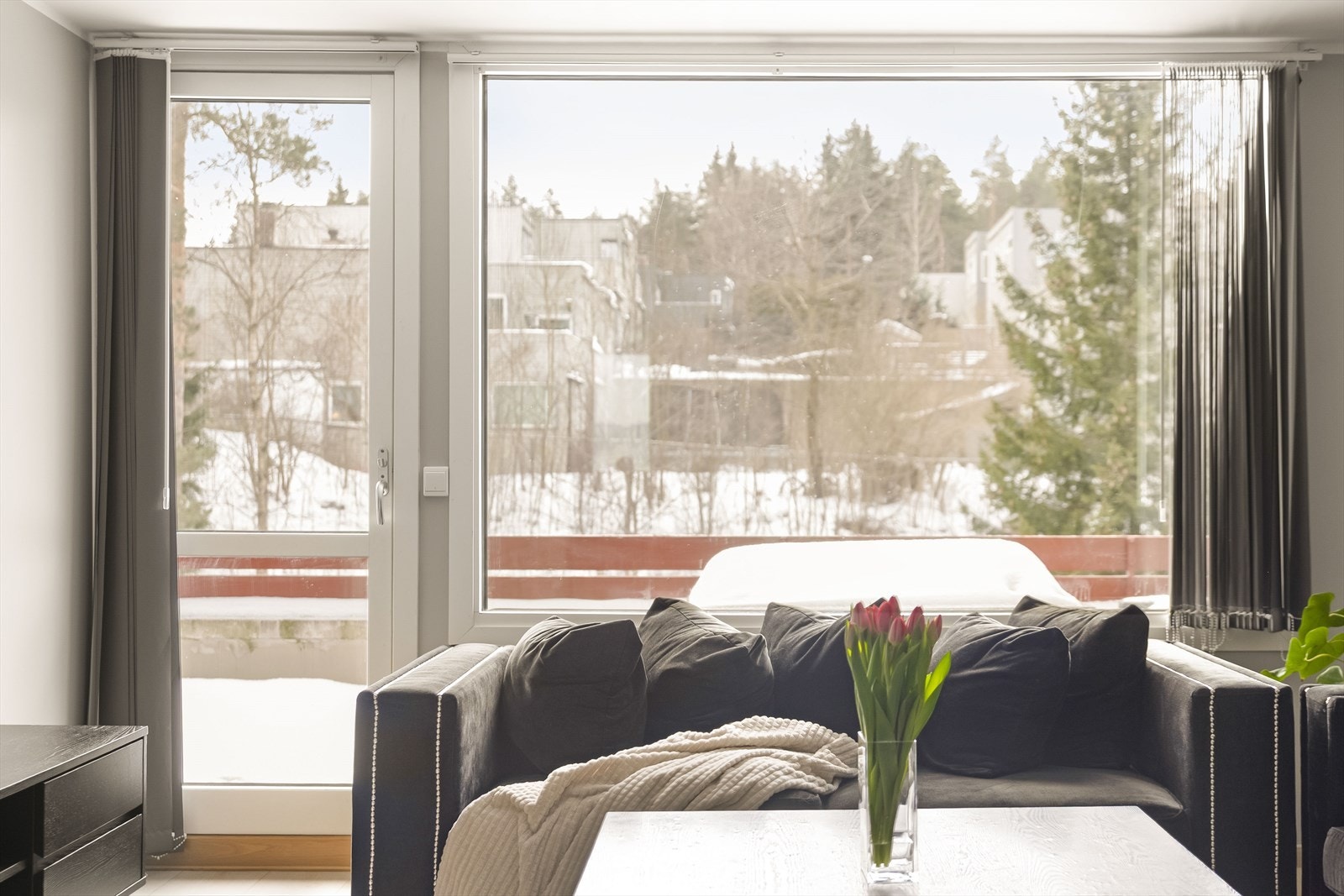 Fra stuen er det direkte utgang til leilighetens store, sørvendte balkong. Galleribilde