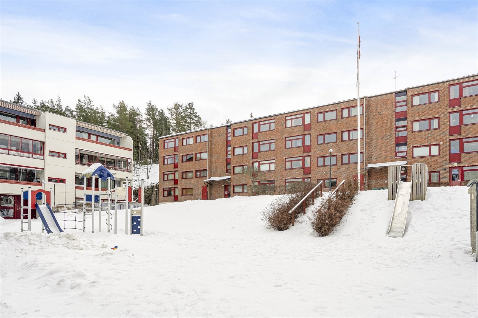 Området er barnevennlig med lekeplasser og grøntområder mellom boligene. Galleribilde